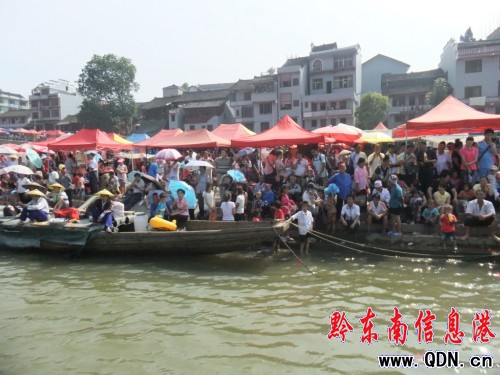 臺江施洞隆重舉行獨木龍舟賽(組圖)