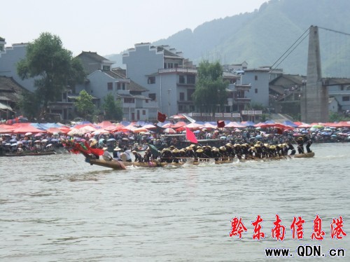 臺江施洞隆重舉行獨木龍舟賽(組圖)