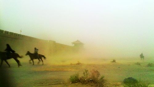《鴻門宴》陳小春戲份殺青 遇沙塵暴挽留(圖)