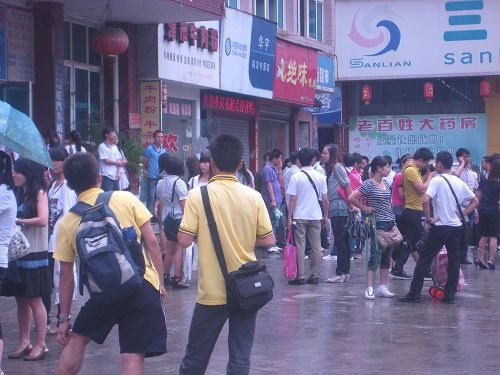 麻江車站迎來乘車高峰—事業單位考試結束