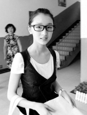 周冬雨自言考分不理想 調侃傳謠者“辛苦了”