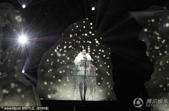 組圖:王菲開唱造型多變 現場失誤引歌迷尖叫