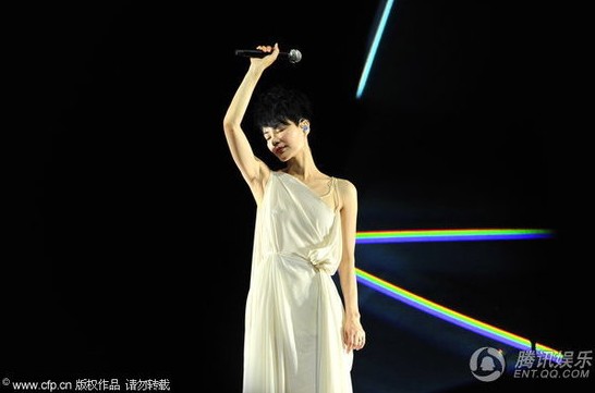 組圖:王菲開唱造型多變 現場失誤引歌迷尖叫