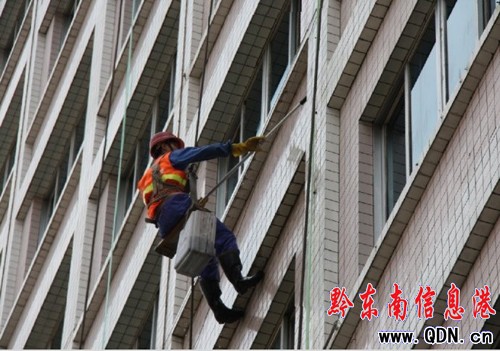 凱里:“蜘蛛人”為城市“大洗臉”(圖)