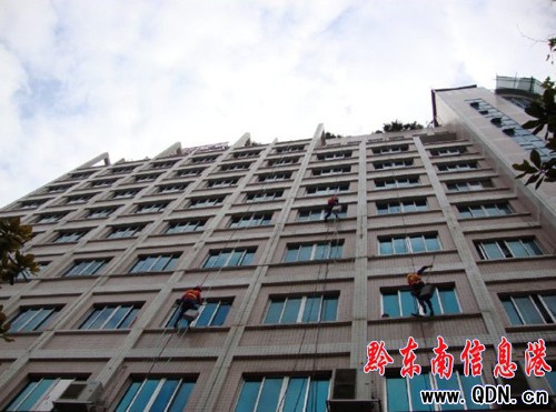 凱里:“蜘蛛人”為城市“大洗臉”(圖)