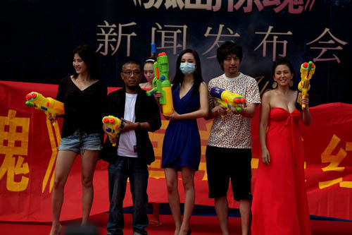 楊冪《孤島》蒙面示人 陳小春缺席導演解圍(圖)