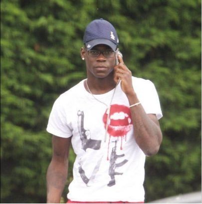 曼城問題少年穿衣惹禍 被批暴力血腥色情(圖)