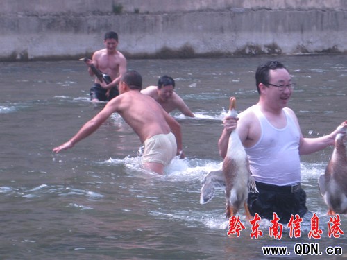 ������ ���ι�(ji��)�οͰ�����ˮ�ϱ��䣨�D��