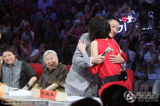 梁詠琪紅裙艷壓董卿 與劉德華擁抱重演經(jīng)典影片