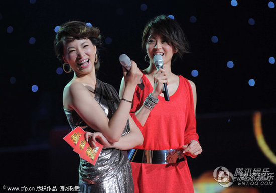 梁詠琪紅裙艷壓董卿 與劉德華擁抱重演經(jīng)典影片