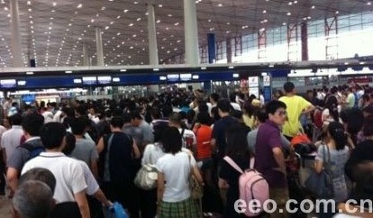 雷雨致首都機場百架航班延誤 應急預案被指為零