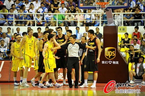 男籃苦戰(zhàn)再勝澳大利亞 場(chǎng)面火爆險(xiǎn)釀多次沖突