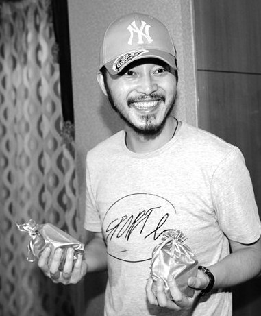 愛(ài)妻胡可剖腹產(chǎn)下一子 沙溢高調(diào)給記者發(fā)硬幣