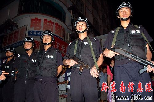 凱里:特警街頭查緝管制刀具(圖)