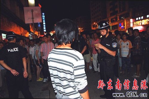 凱里:特警街頭查緝管制刀具(圖)