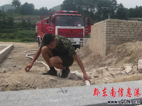 天干缺水 凱里消防送水解民干渴之困(圖)