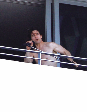 湯姆·克魯斯攜家人玩耍 為家人陽臺獻歌(圖)