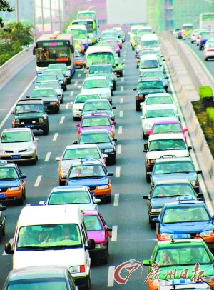 成品油批發價降800元 零售價不為所動(圖)