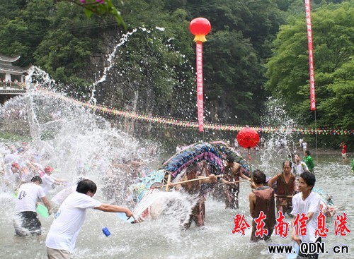 施秉:潑水狂歡水龍舞(圖)