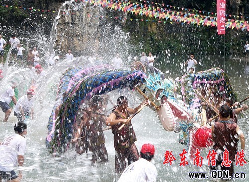 施秉:潑水狂歡水龍舞(圖)