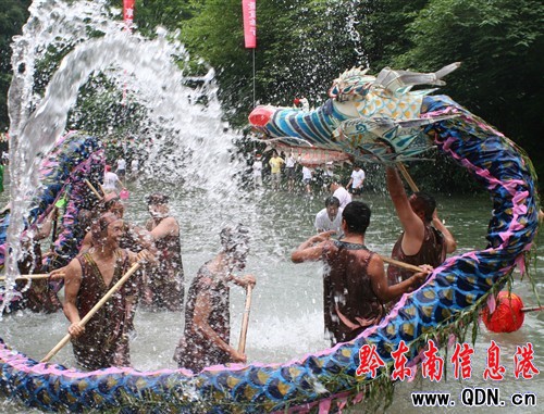 施秉:潑水狂歡水龍舞(圖)