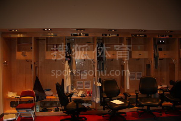 火箭清理姚明衣柜 眾多雜物巨人只要兩樣(圖)