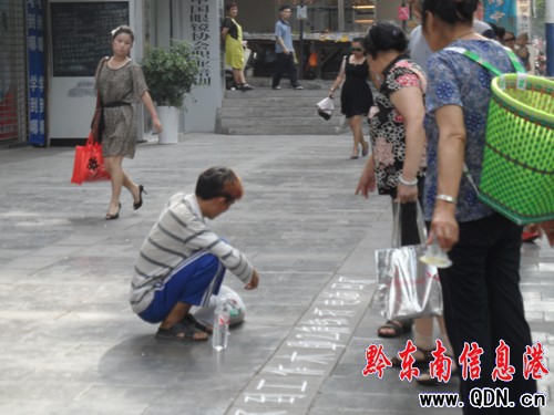 “饑餓哥”街上乞討 “太餓了”是招牌