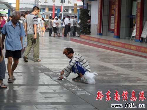 “饑餓哥”街上乞討 “太餓了”是招牌