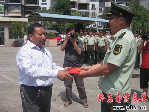 洪金洲率慰問團親切看望慰問一線執勤消防官兵