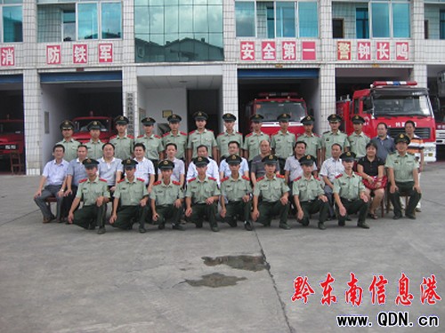 洪金洲率慰問團親切看望慰問一線執勤消防官兵