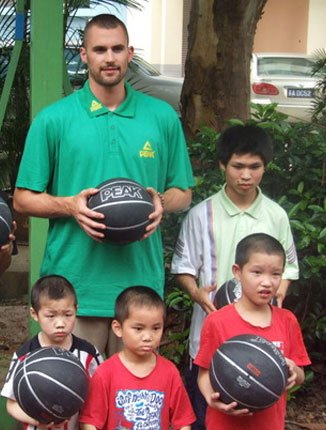 樂(lè)福逛夫子廟做慈善 “愛(ài)神”愛(ài)女友更愛(ài)籃球