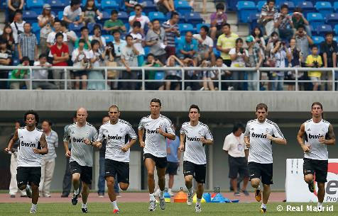 皇馬天津首訓 穆帥親民舉動贏球迷掌聲