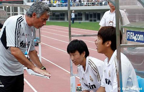 皇馬天津首訓 穆帥親民舉動贏球迷掌聲