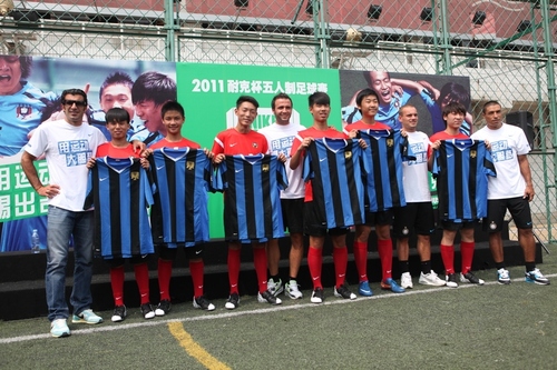 國米球員助陣耐克草根足球賽 新球衣吹響號角