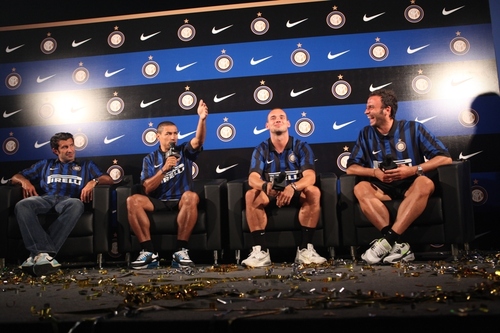 國米球員助陣耐克草根足球賽 新球衣吹響號角