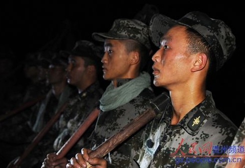 官兵用拖把撲滅小平茶村望城坡山林大火(圖)