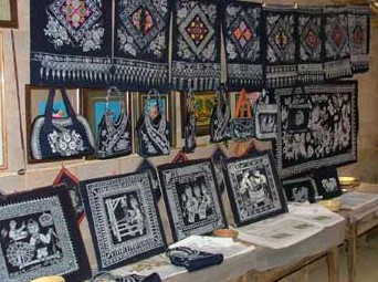 時光村落里“藍花”綻放 丹寨蠟染文化(圖)