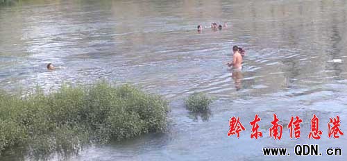 倆小孩河中戲水命懸一線 民警緊急施救轉危為安