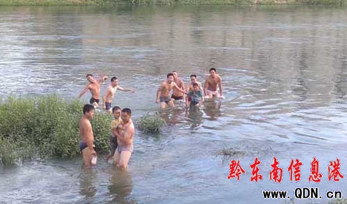 倆小孩河中戲水命懸一線 民警緊急施救轉危為安