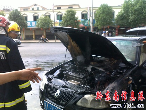 轎車家門口自燃 火線尖兵出動(dòng)