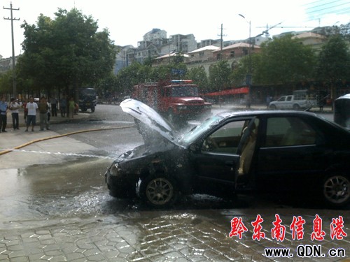 轎車家門口自燃 火線尖兵出動(dòng)