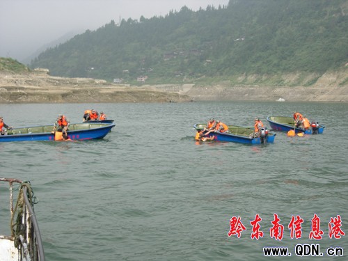 省軍區(qū)國(guó)防交通民兵水上救援匯演舉行(圖)
