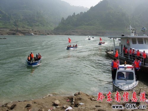 省軍區(qū)國(guó)防交通民兵水上救援匯演舉行(圖)