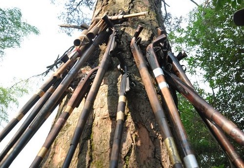 《古寨傳奇》走進(jìn)槍手部落 岜沙人刀槍不離身