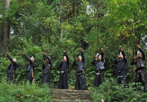 《古寨傳奇》走進(jìn)槍手部落 岜沙人刀槍不離身