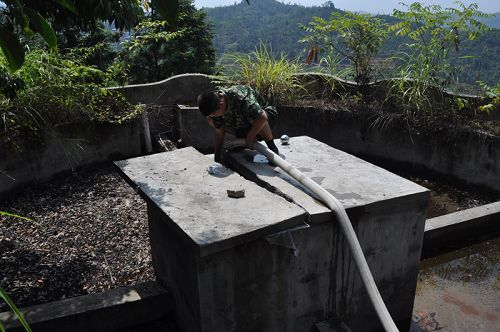 槍手部落斷水兩天 從江消防送水解困(圖)