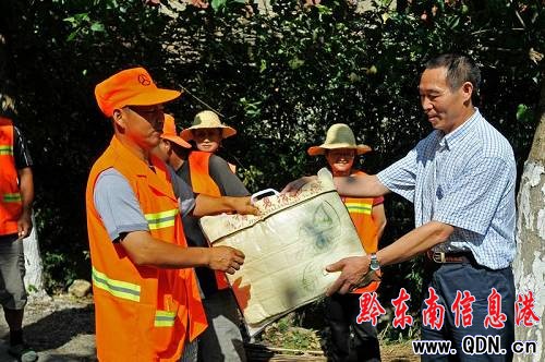 凱里公路管理局領(lǐng)導(dǎo)慰問高溫一線職工(圖)