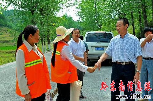 凱里公路管理局領(lǐng)導(dǎo)慰問高溫一線職工(圖)