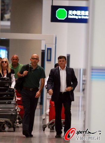 卡馬喬抵京足協接機 周日簽約掛帥國足