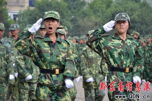 雷山民中舉行高一新生軍訓(xùn)匯報(bào)演出(圖)